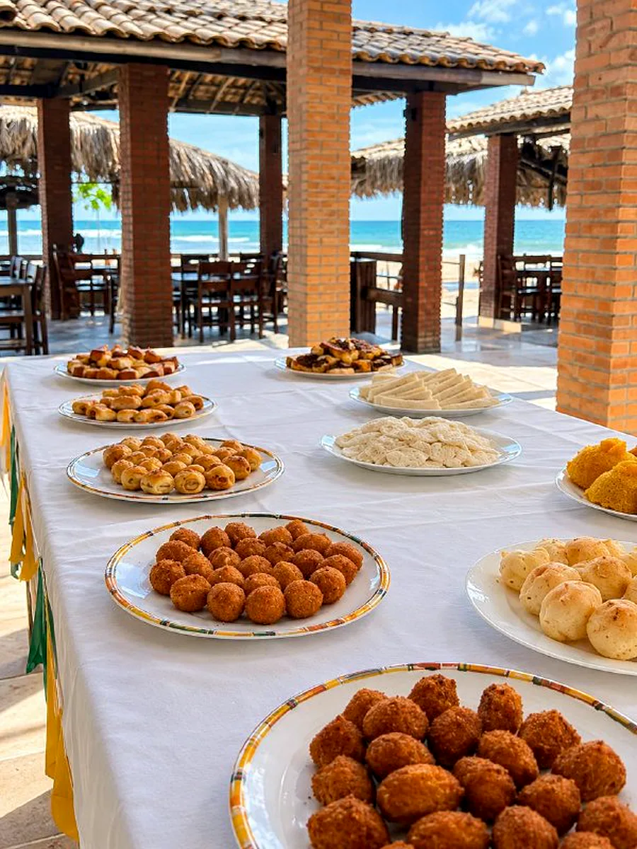 Pão de queijo, salgados, bolos e tapioca servidos na mesa do café