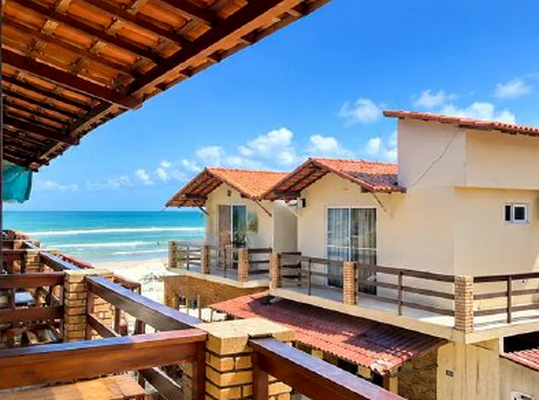Varanda da suíte com vista para a praia e o mar